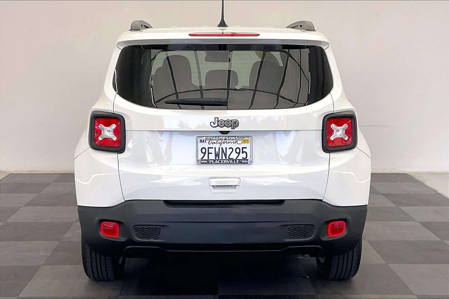 Used 2022 Jeep Renegade Latitude AWD/4WD image 3