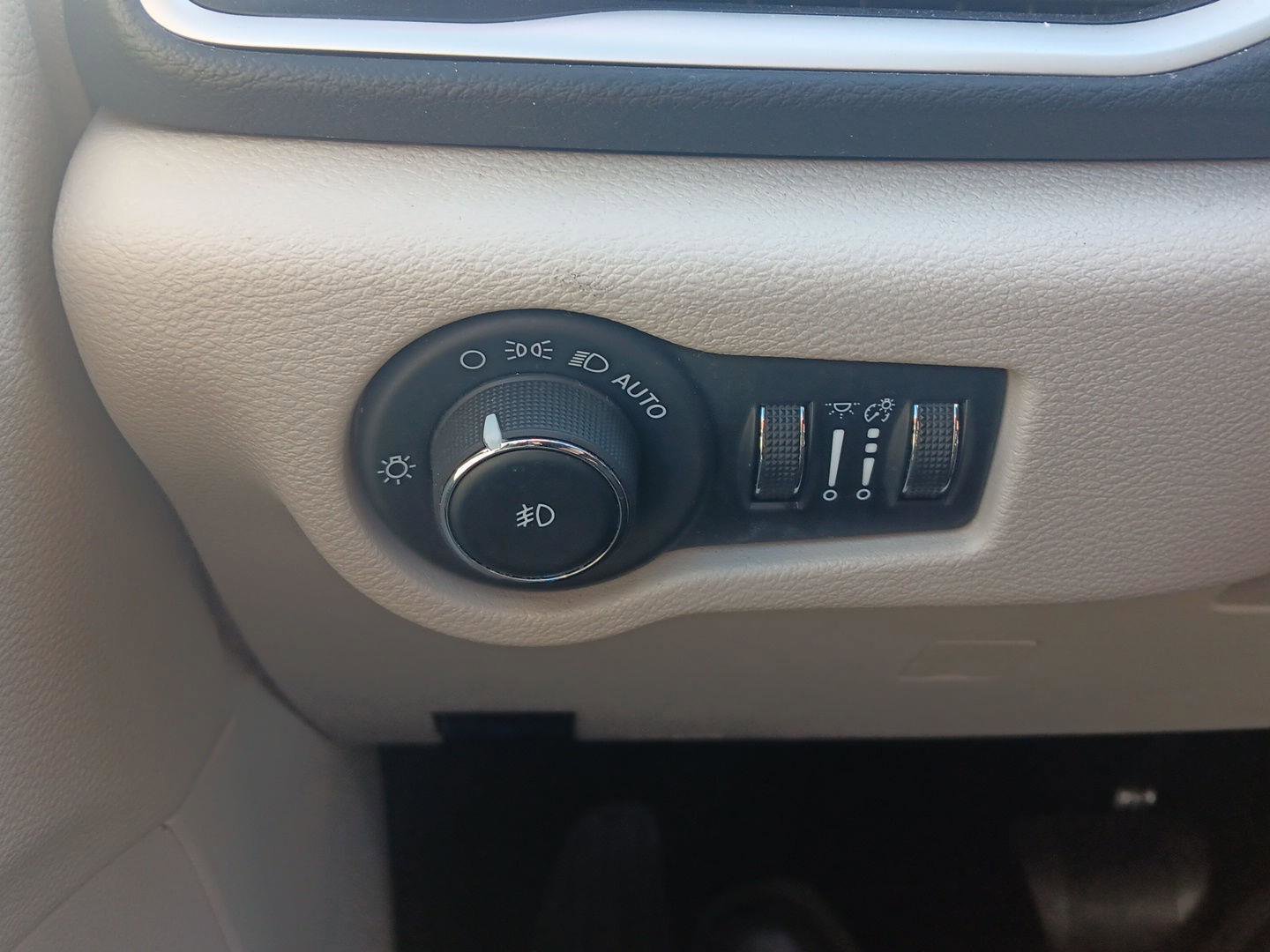 Used 2023 Chrysler Pacifica Touring-L FWD image 19