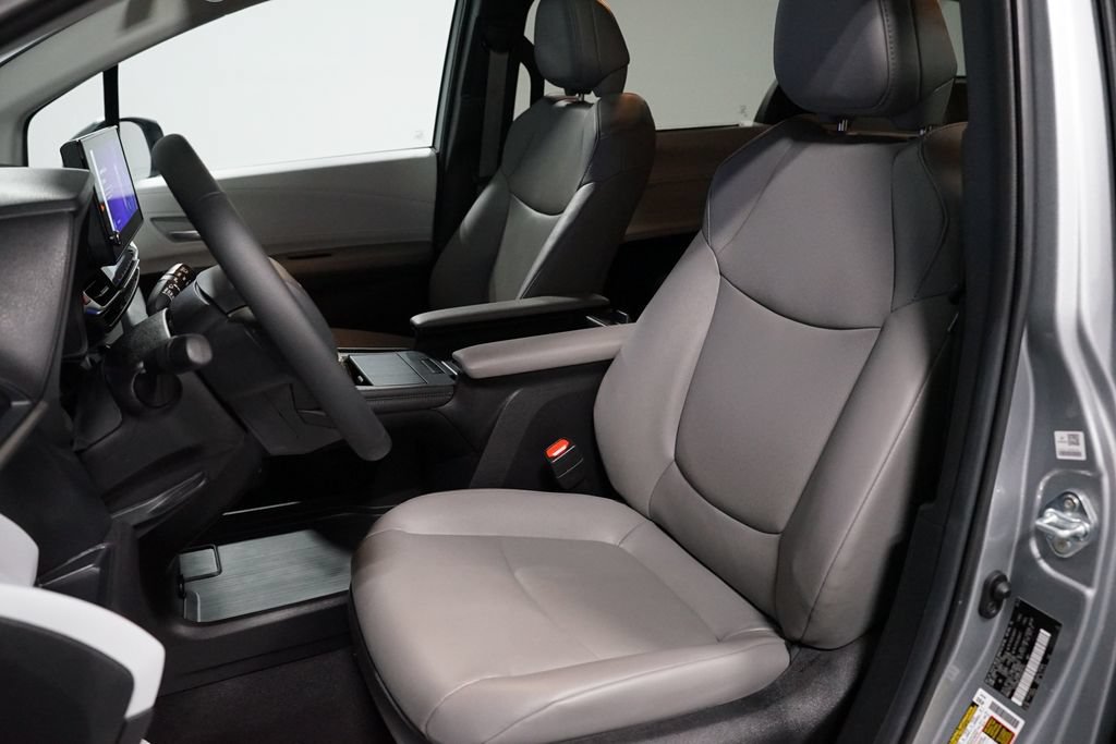 Certified 2025 Toyota Sienna XLE FWD image 27