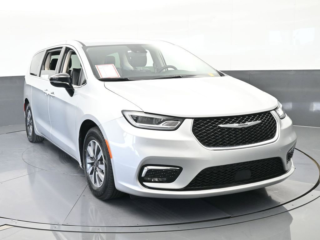 Used 2024 Chrysler Pacifica Select image 9