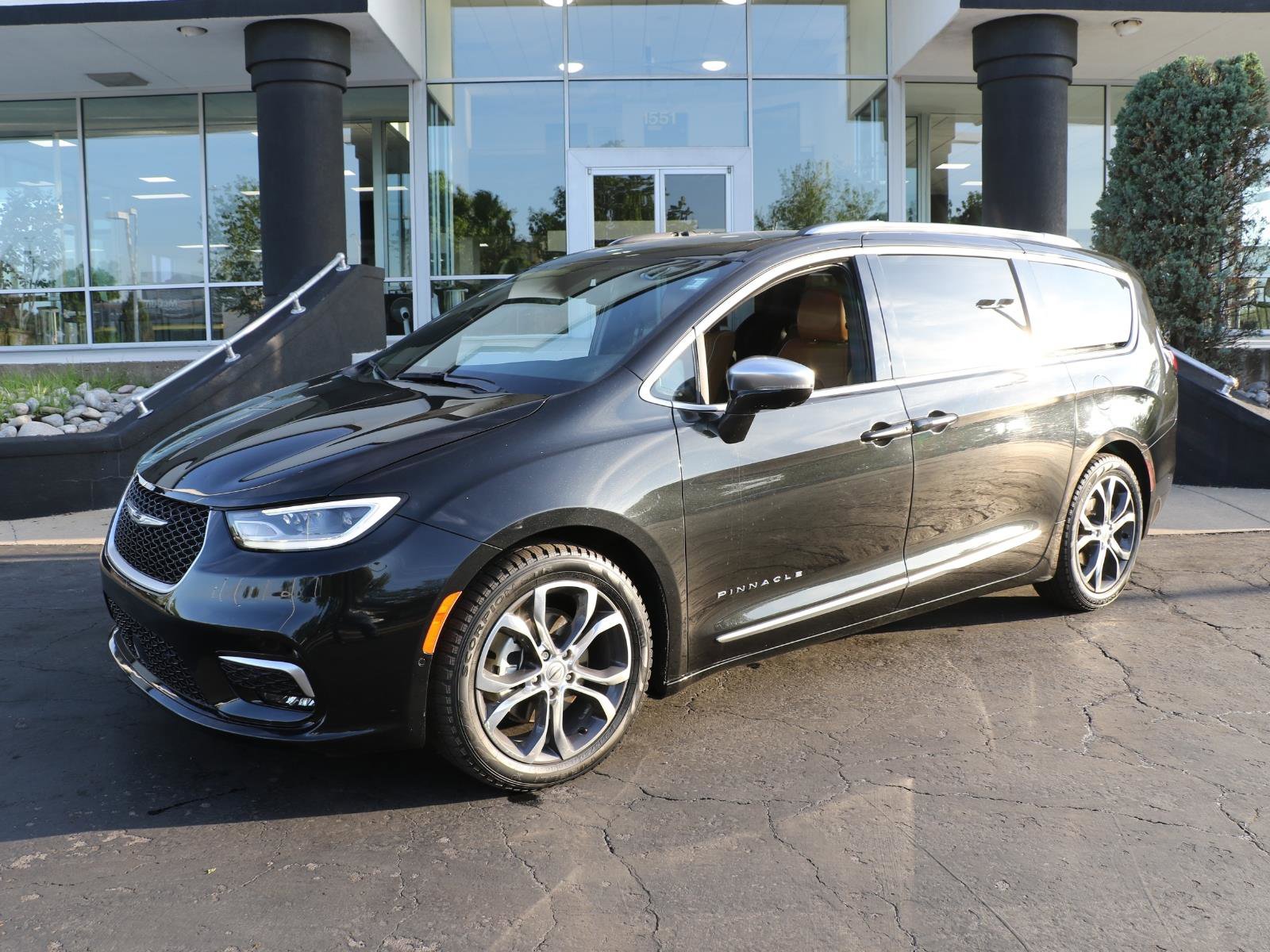 Used 2022 Chrysler Pacifica Pinnacle FWD image 1