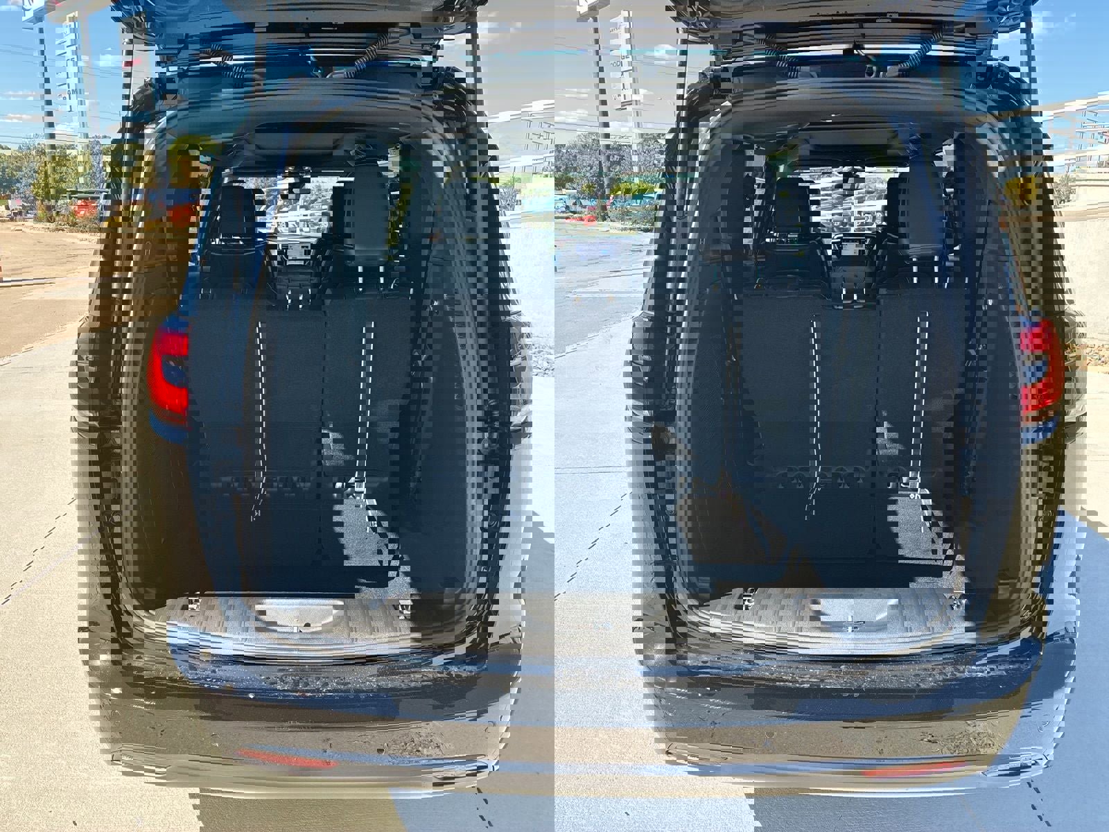 New 2026 Chrysler Pacifica Limited w/ Uconnect Theater Family Group image 5