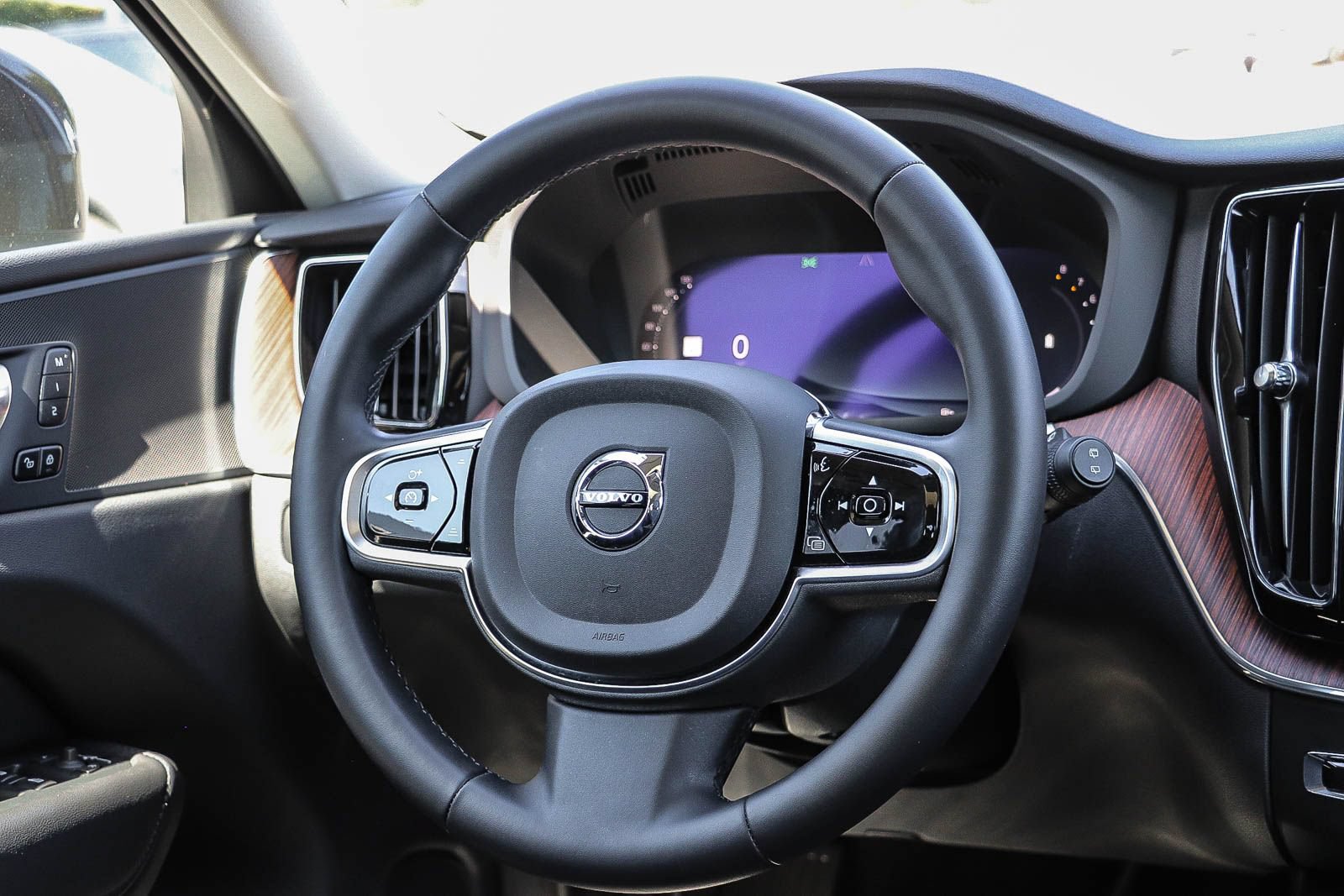 Used 2023 Volvo XC60 B5 Plus AWD/4WD image 16