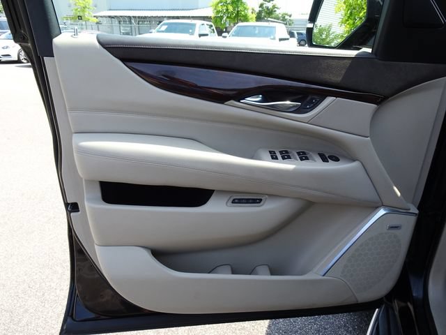 Used 2017 Cadillac Escalade Luxury AWD/4WD image 12