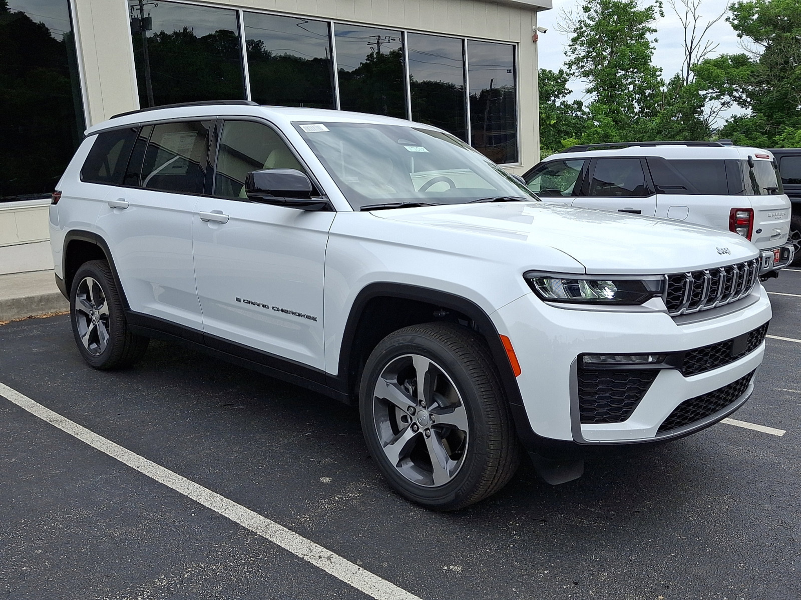 New 2026 Jeep Grand Cherokee L Limited AWD/4WD image 2