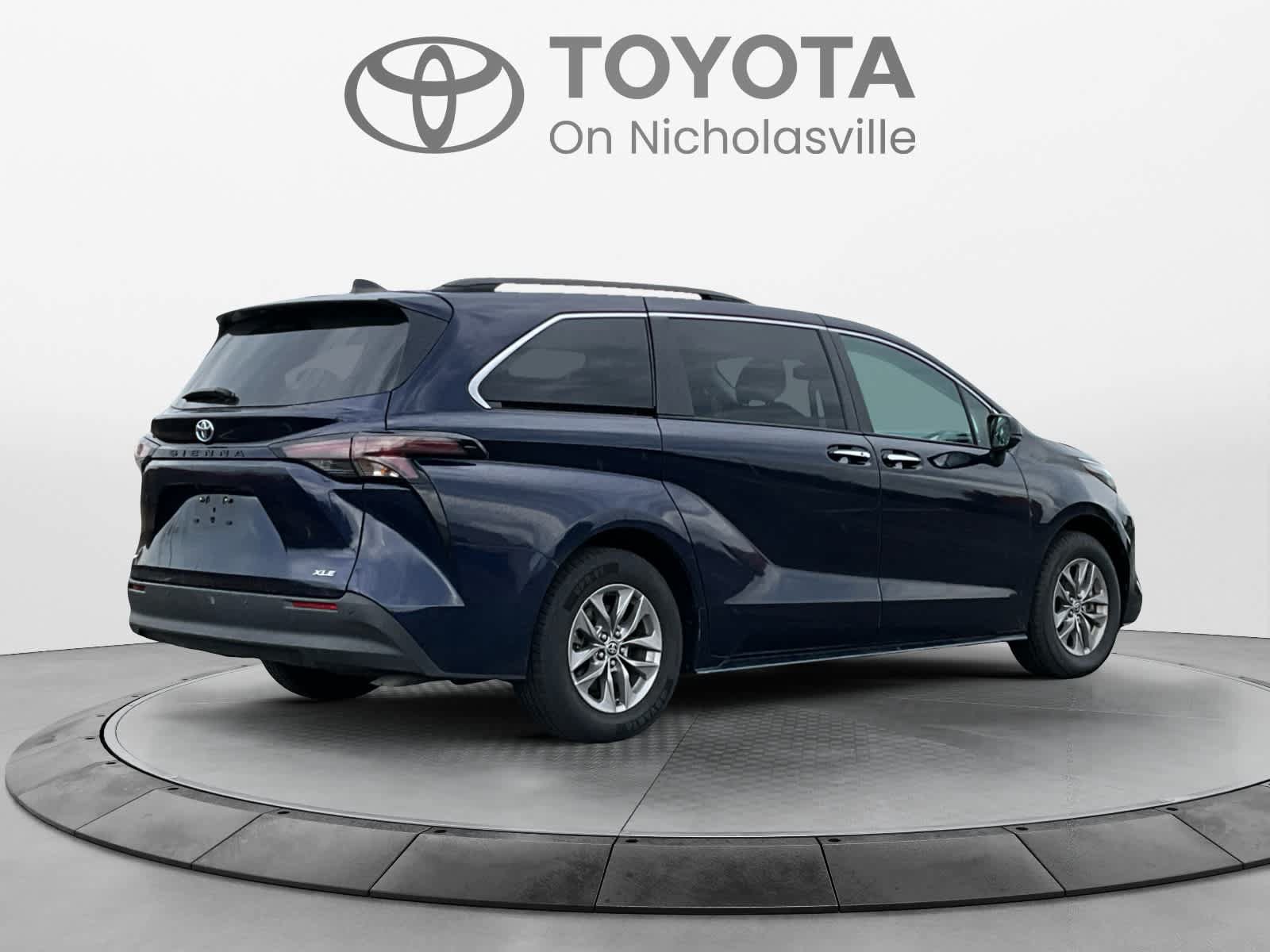 Used 2025 Toyota Sienna XLE FWD image 5
