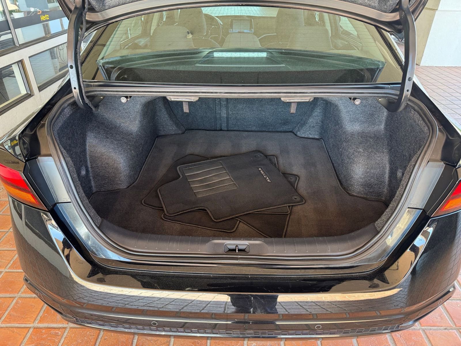 Used 2025 Nissan Altima 2.5 SV FWD image 32