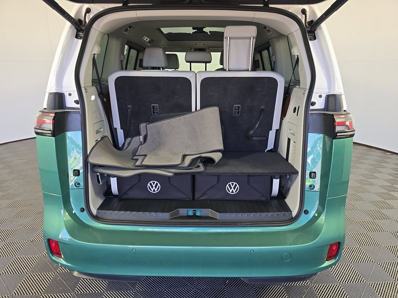 Used 2025 Volkswagen ID. Buzz 1st Edition RWD image 8