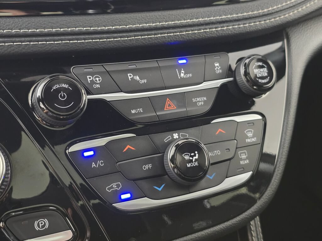 Used 2023 Chrysler Pacifica Limited w/ Uconnect Theater Family Group FWD image 30