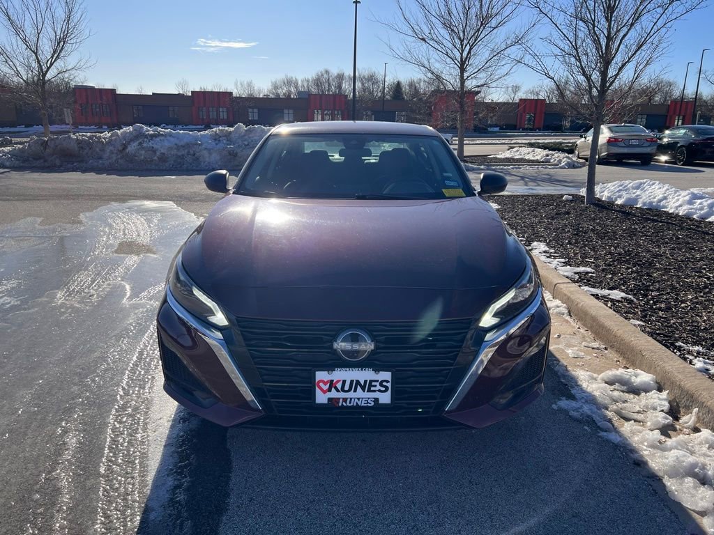 Used 2024 Nissan Altima 2.5 SV image 2