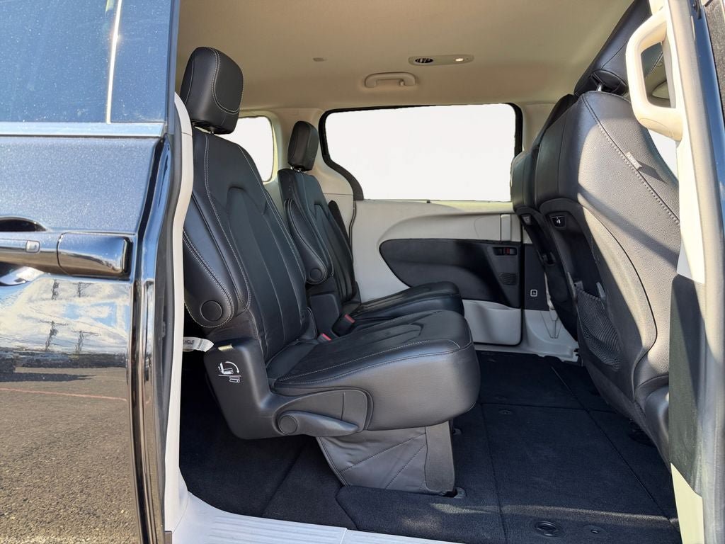 Used 2022 Chrysler Pacifica Touring-L FWD image 23