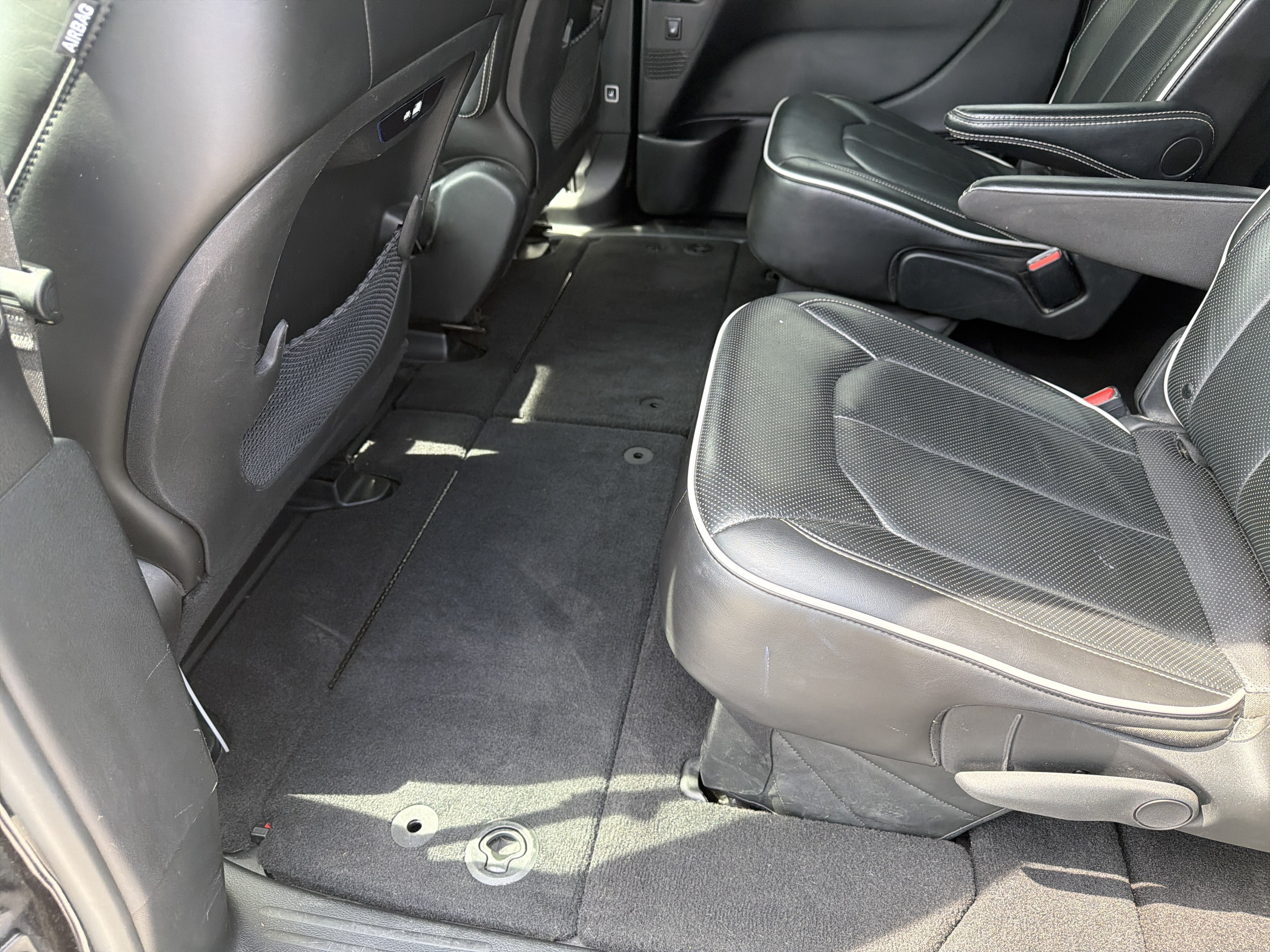 Used 2025 Chrysler Pacifica Limited FWD image 17