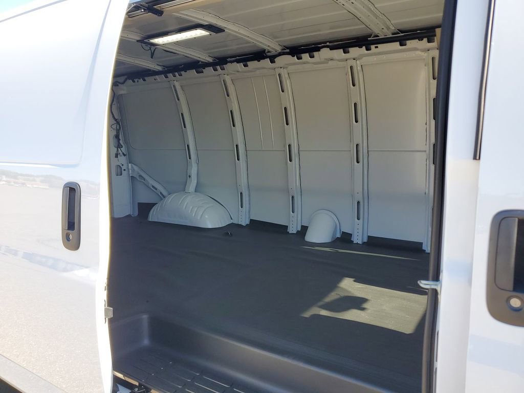 New 2025 GMC Savana 3500 Extended w/ Driver Convenience Package image 23
