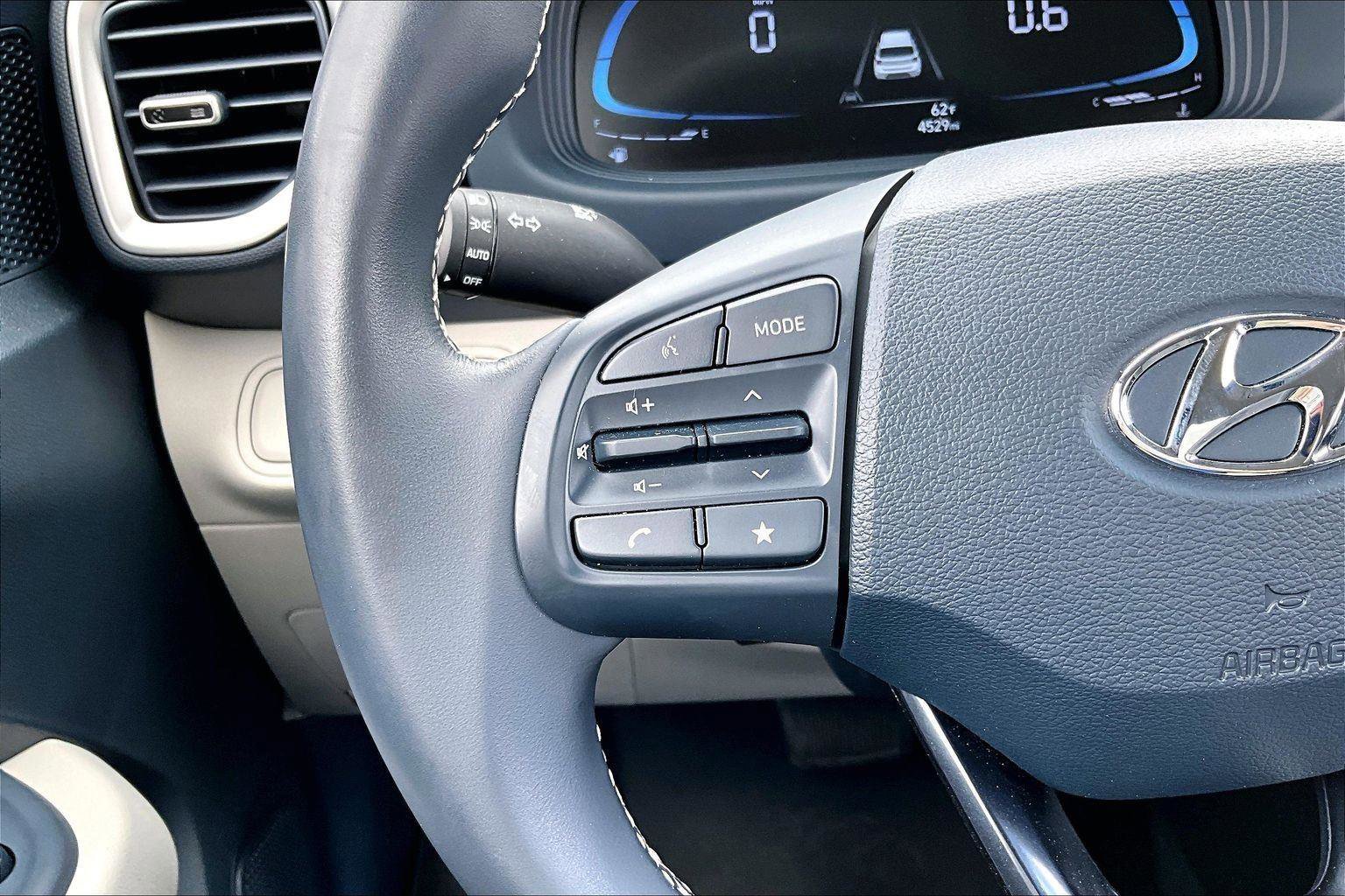 Used 2024 Hyundai Venue Limited FWD image 18