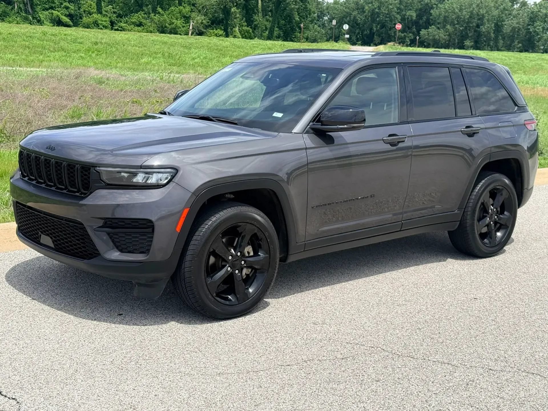 Used 2023 Jeep Grand Cherokee Altitude AWD/4WD image 12