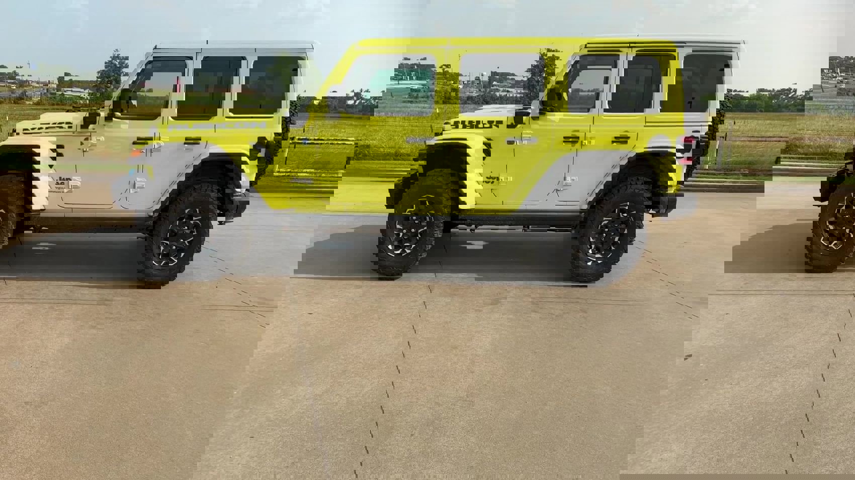 New 2023 Jeep Wrangler Unlimited Rubicon 4xe w/ Steel Bumper Group image 5