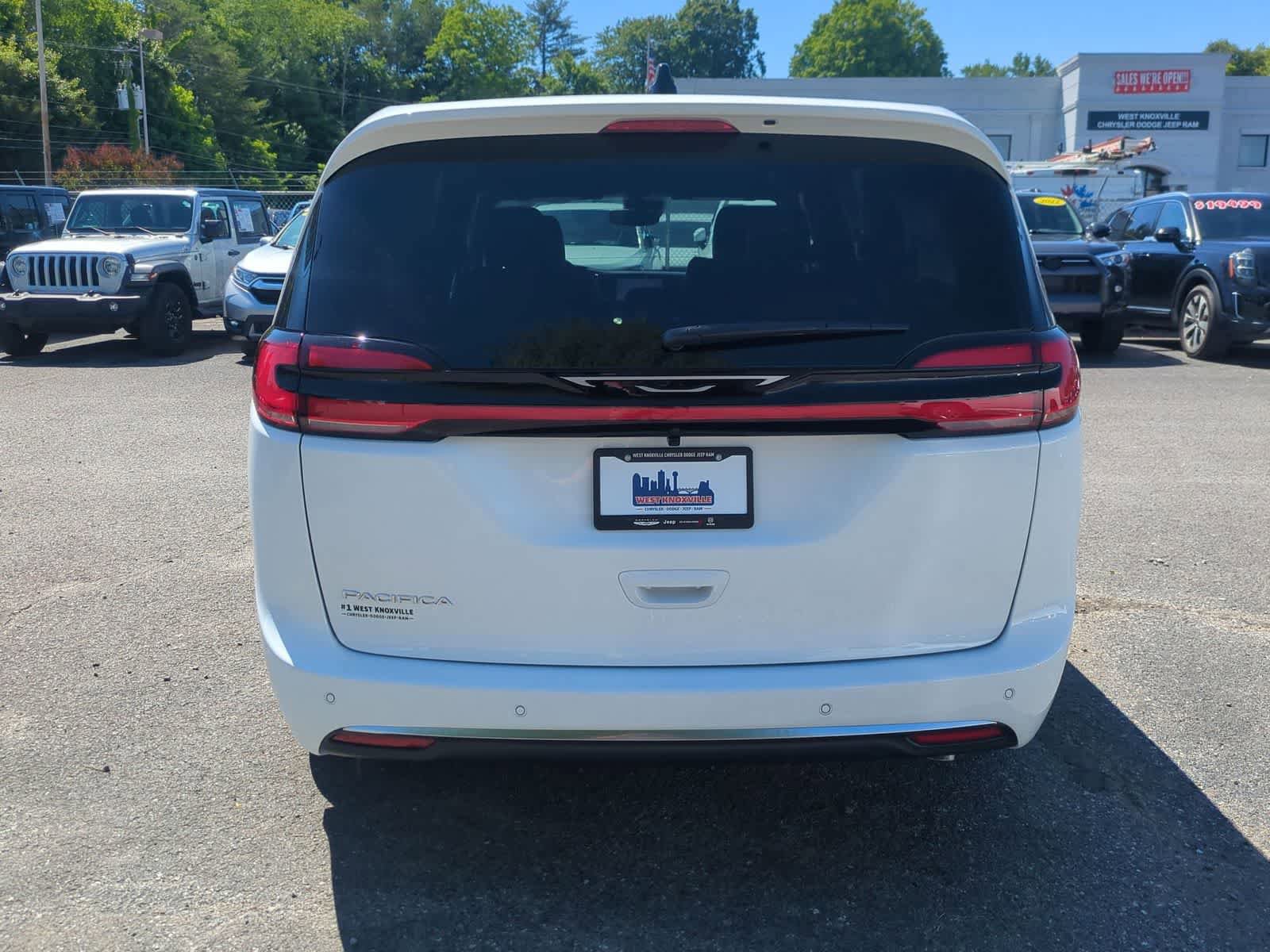 New 2027 Chrysler Pacifica Select FWD image 7