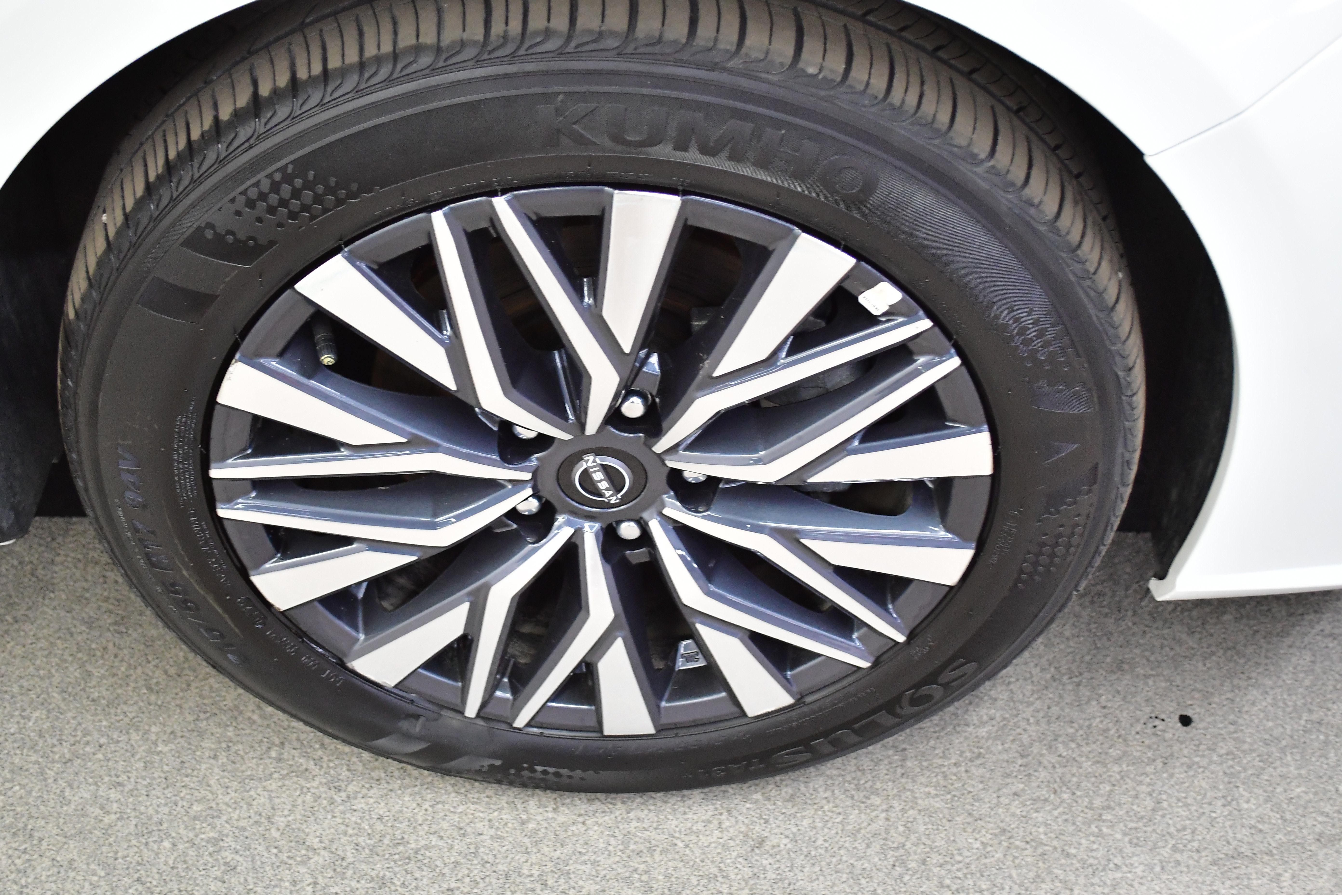 Used 2025 Nissan Altima 2.5 SV FWD image 34