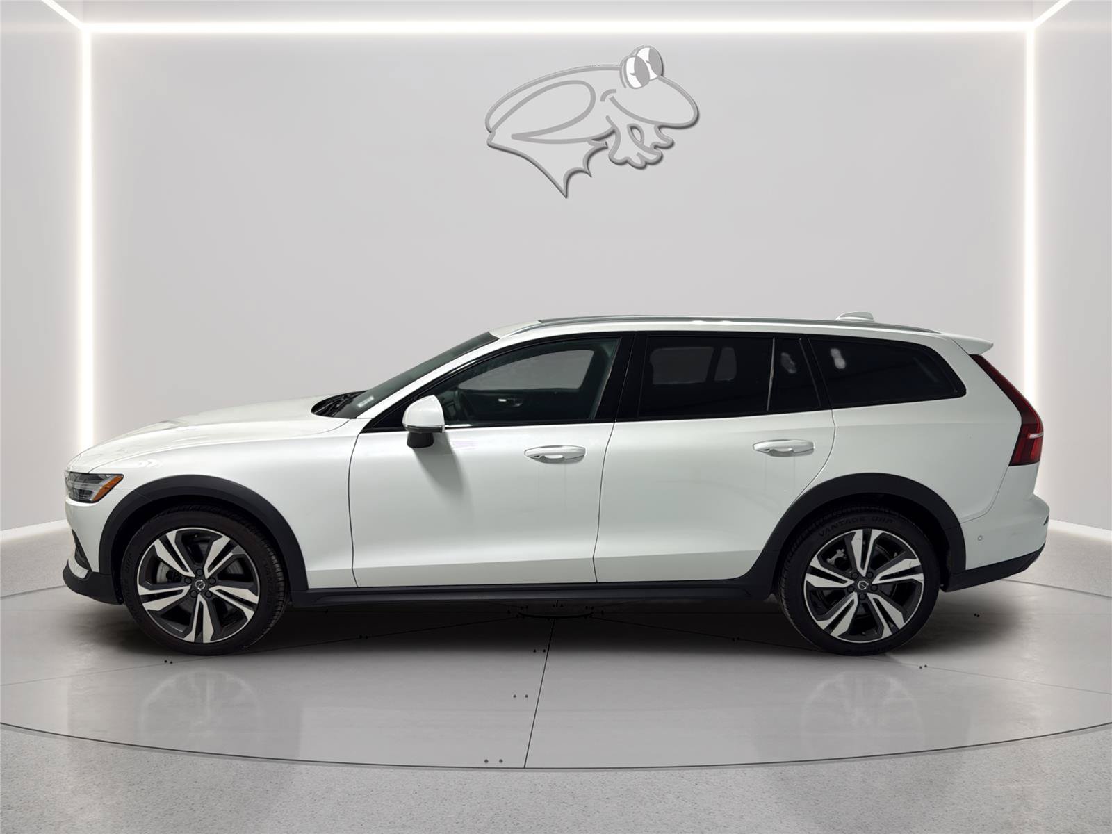 Used 2025 Volvo V60 B5 Cross Country Plus AWD/4WD image 2
