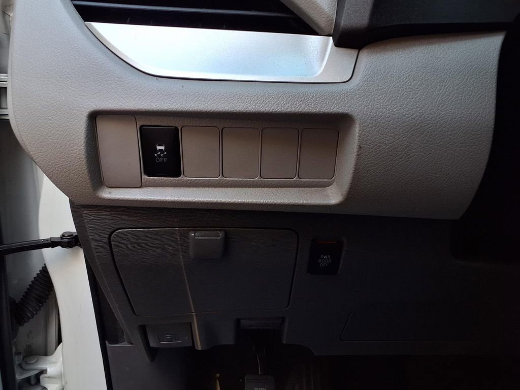 Used 2020 Toyota Sienna LE w/ Carpet Mat Package FWD image 15