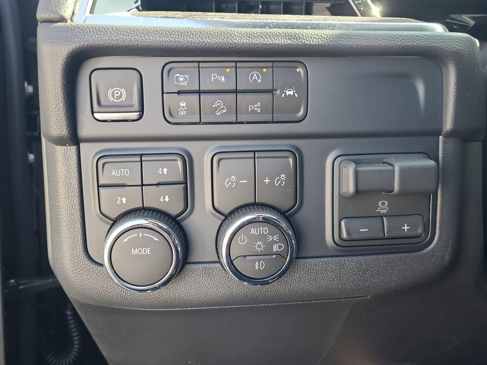 New 2026 Chevrolet Suburban Premier w/ Sun And Tow Package AWD/4WD image 22