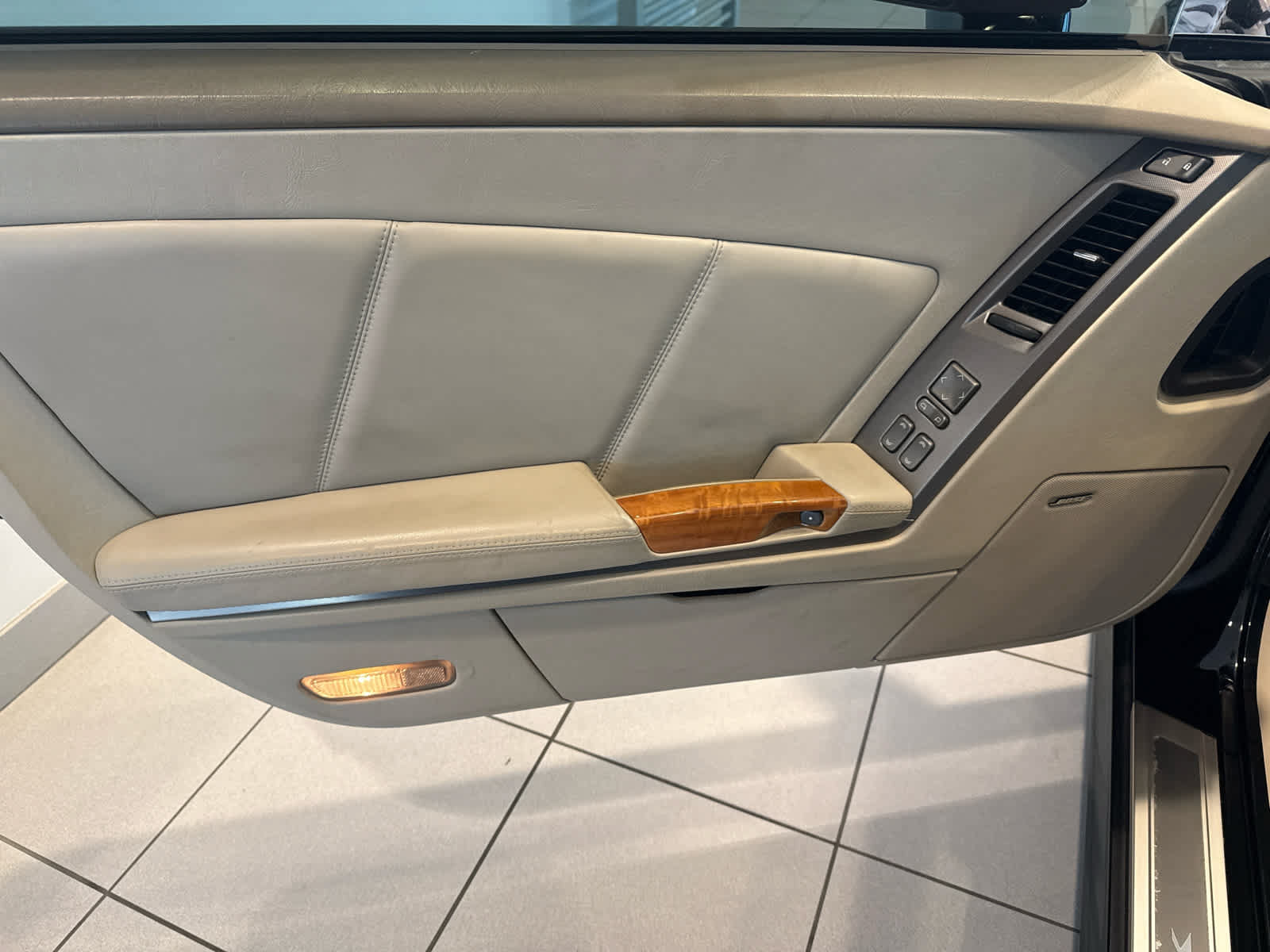 Used 2004 Cadillac XLR RWD image 10