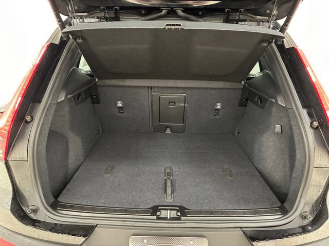 Used 2024 Volvo XC40 B5 Plus image 17