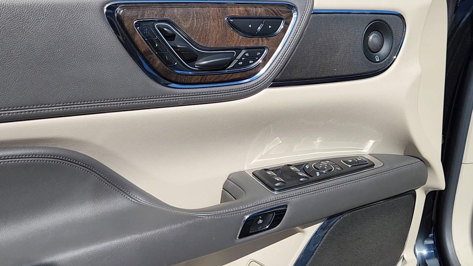 Used 2018 Lincoln Continental Reserve AWD/4WD image 23
