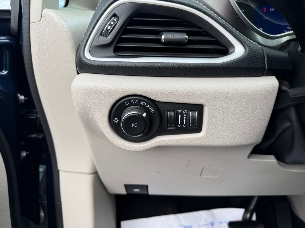 Used 2023 Chrysler Pacifica Touring-L image 20