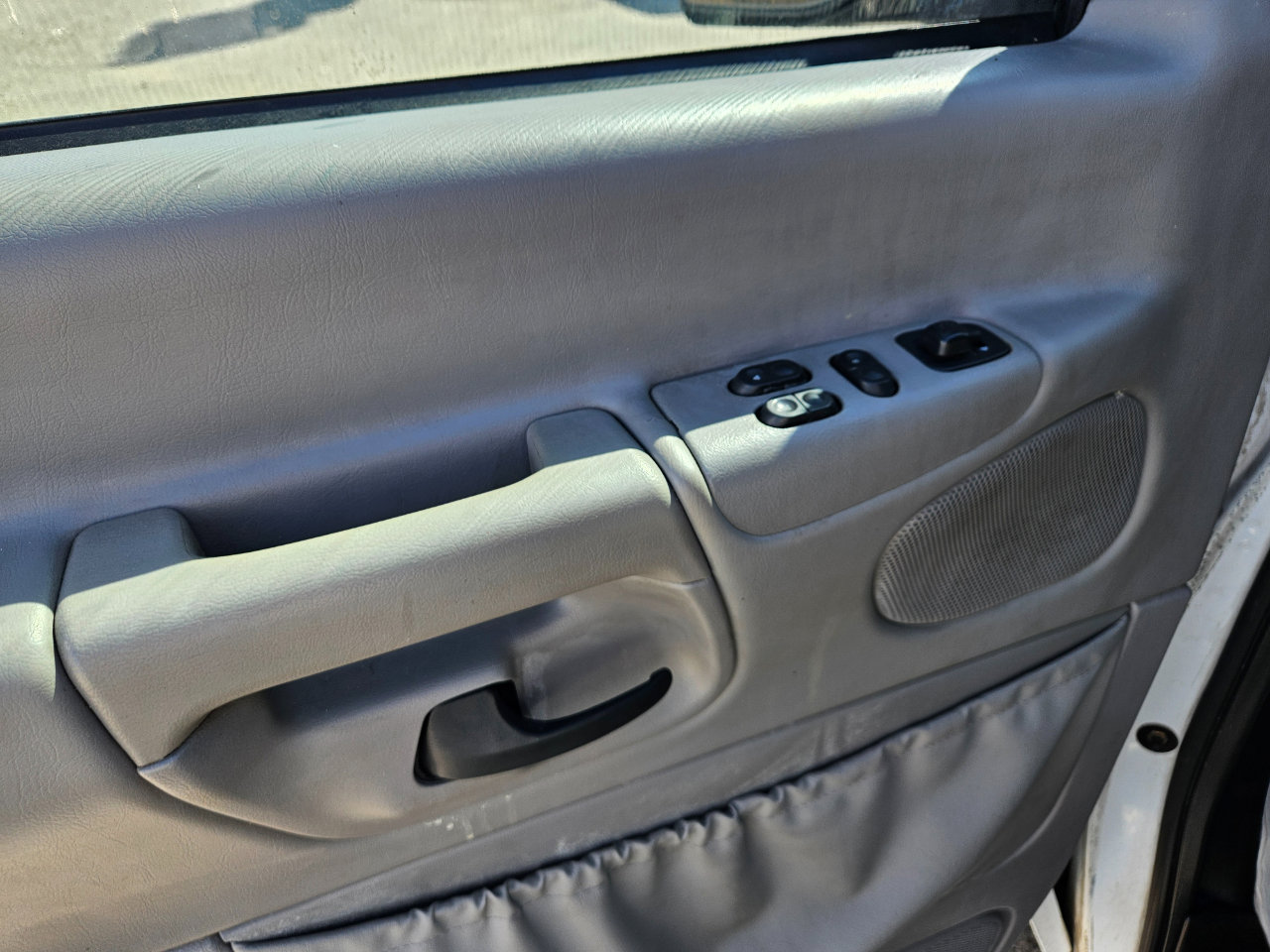 Used 2001 Ford E-350 and Econoline 350 Extended Super Duty image 15