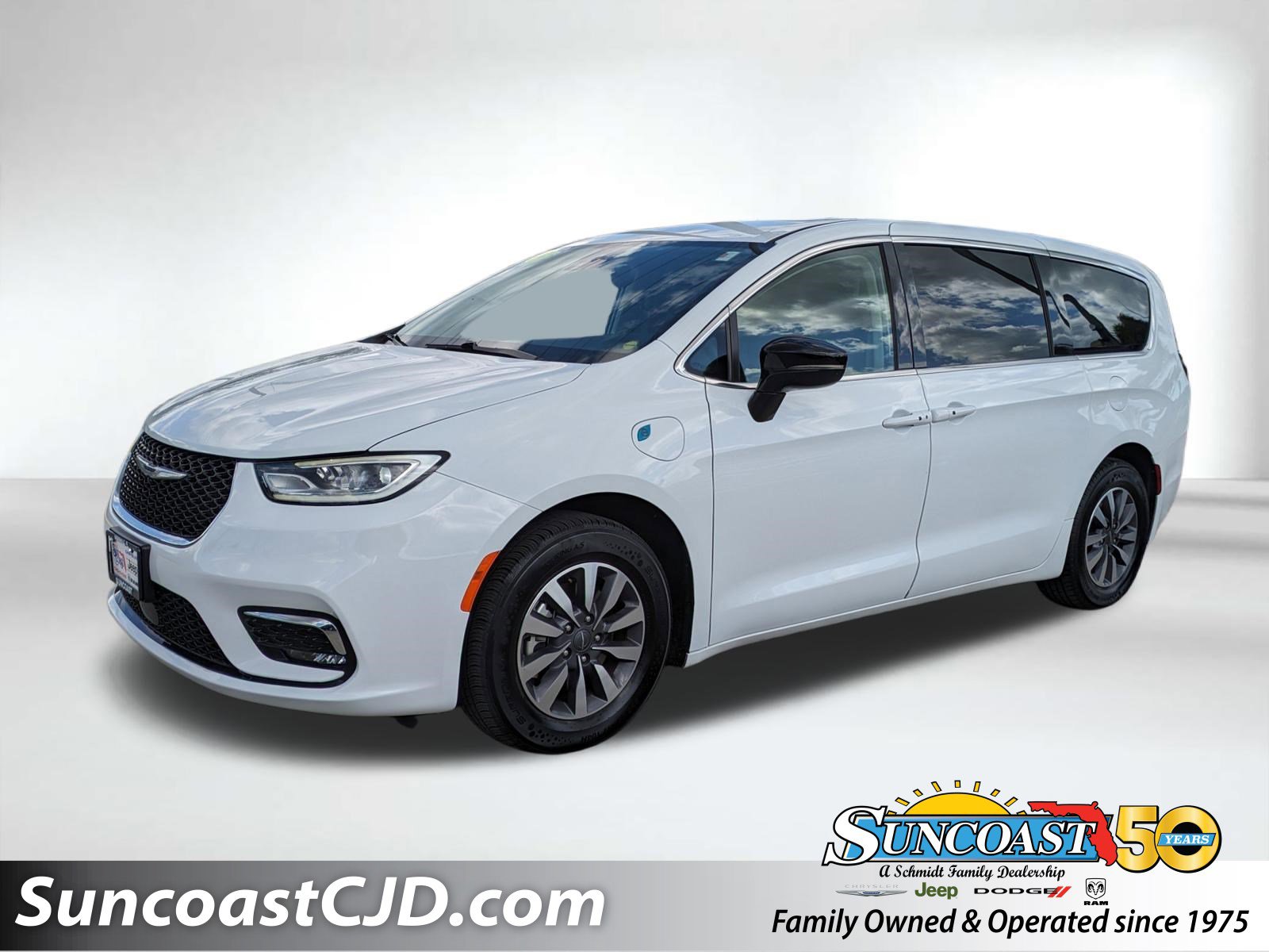 Certified 2024 Chrysler Pacifica Select image 1