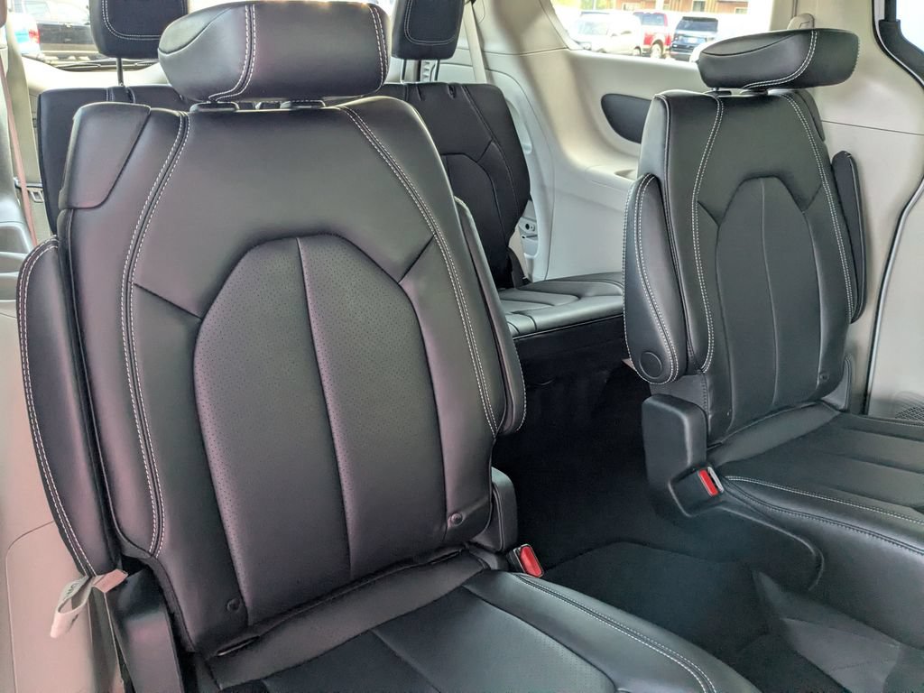 Used 2023 Chrysler Pacifica Touring-L AWD/4WD image 30