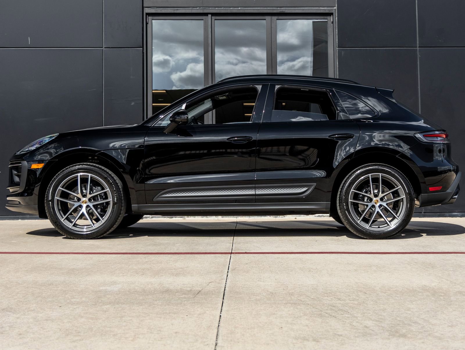 Certified 2026 Porsche Macan AWD/4WD image 2