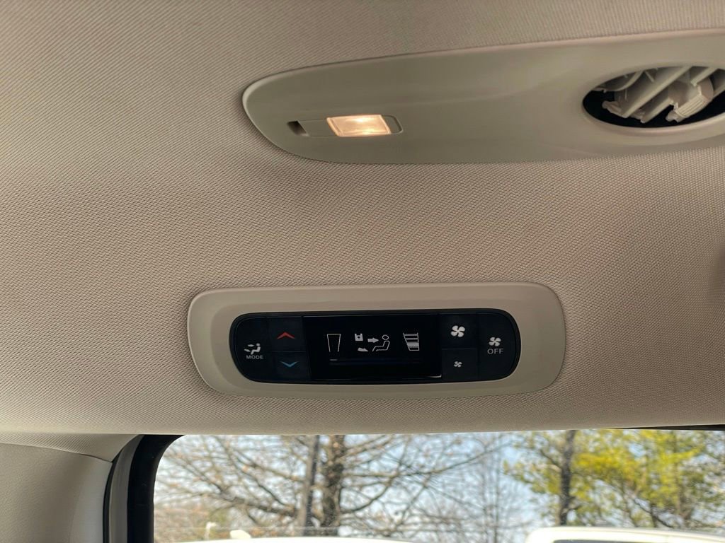 Used 2023 Chrysler Voyager LX image 12
