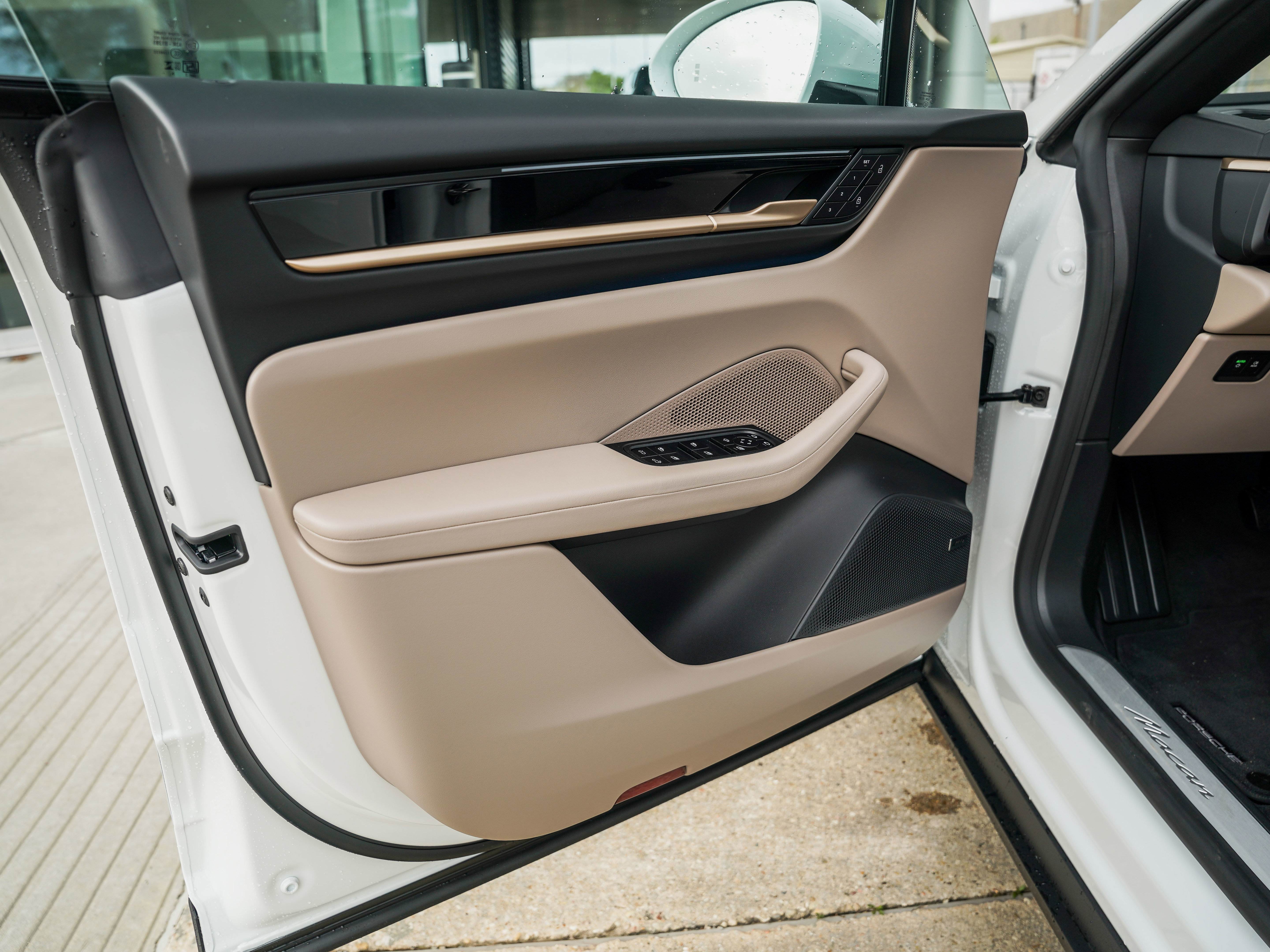 Certified 2025 Porsche Macan Electric image 16