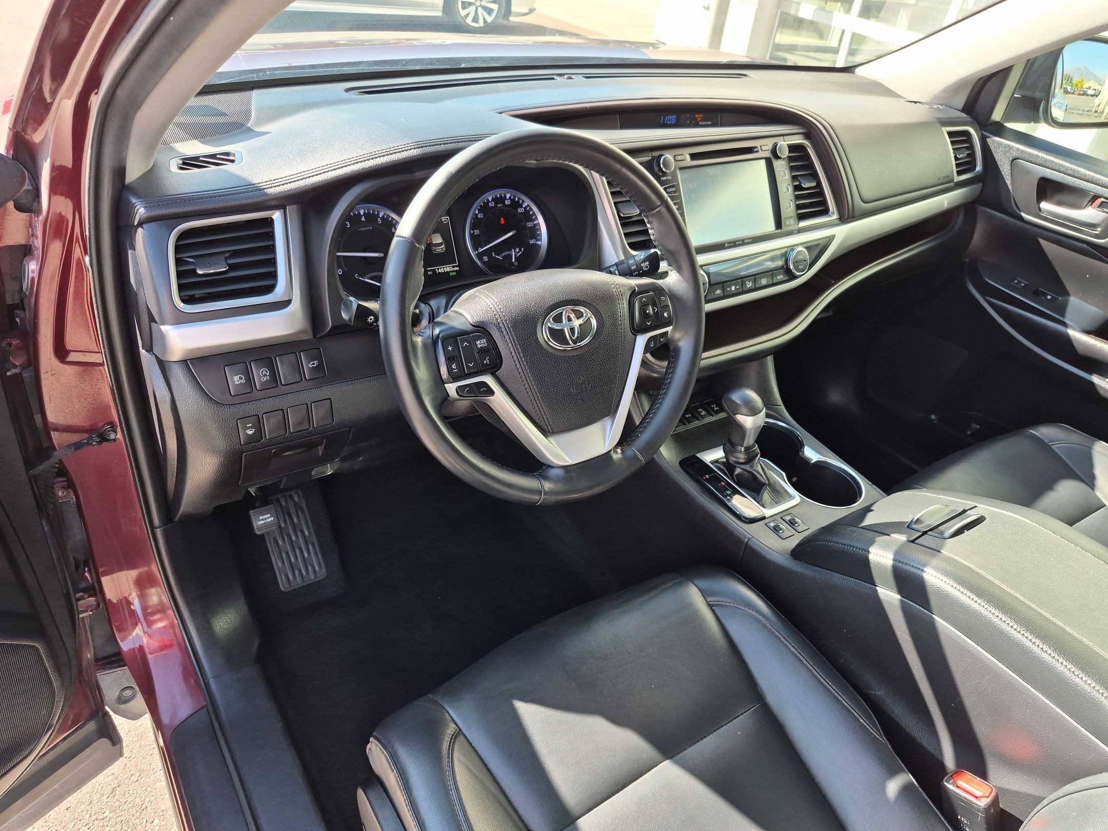 Used 2019 Toyota Highlander XLE AWD/4WD image 16
