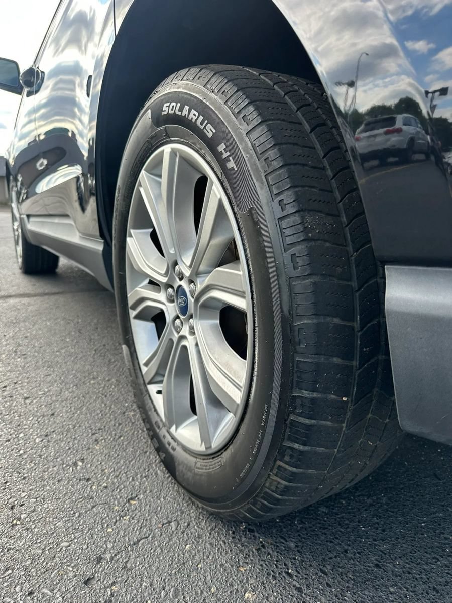 Used 2019 Ford Edge Titanium w/ Equipment Group 301A FWD image 7