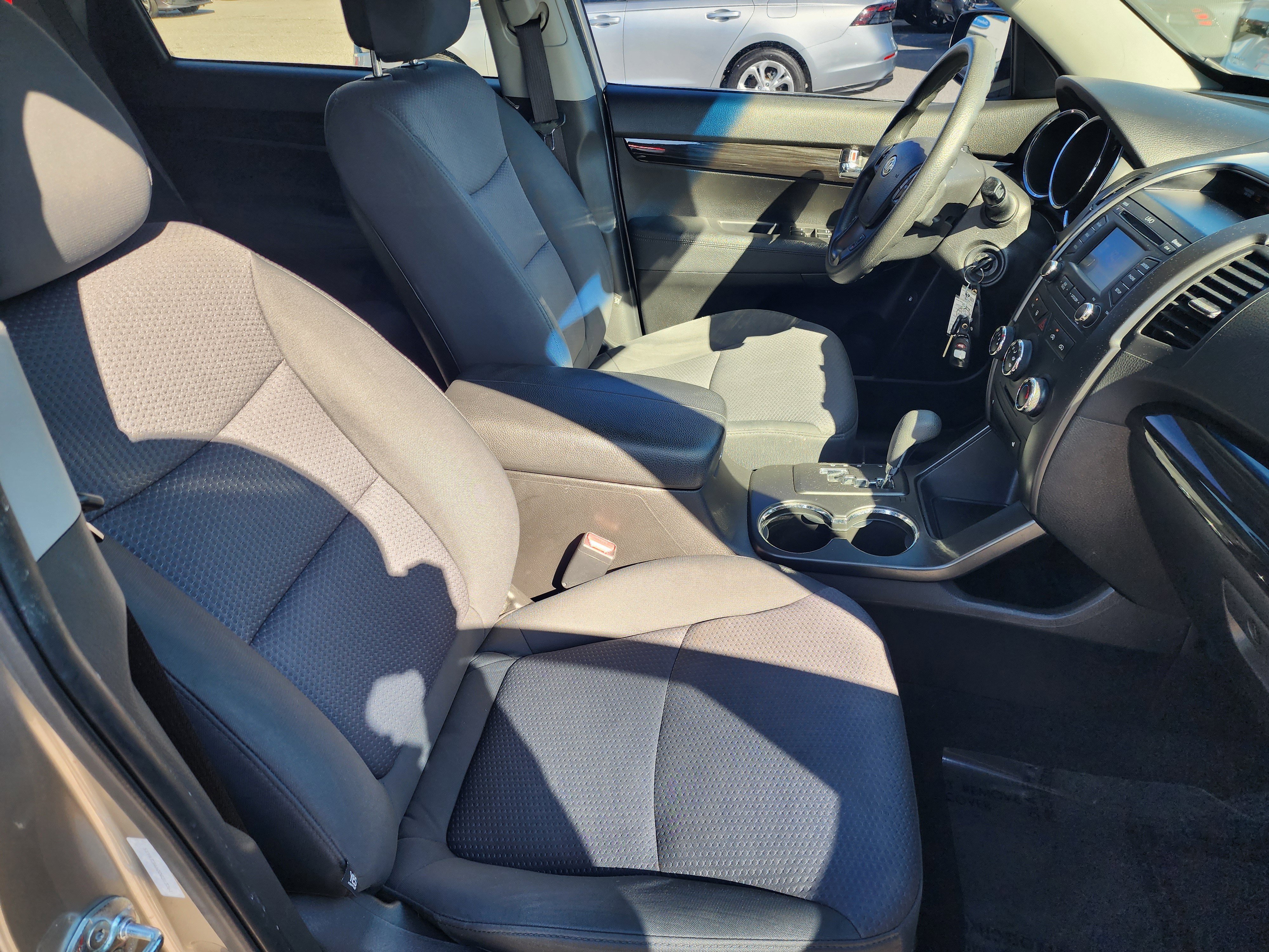 Used 2013 Kia Sorento LX w/ Convenience Pkg image 12