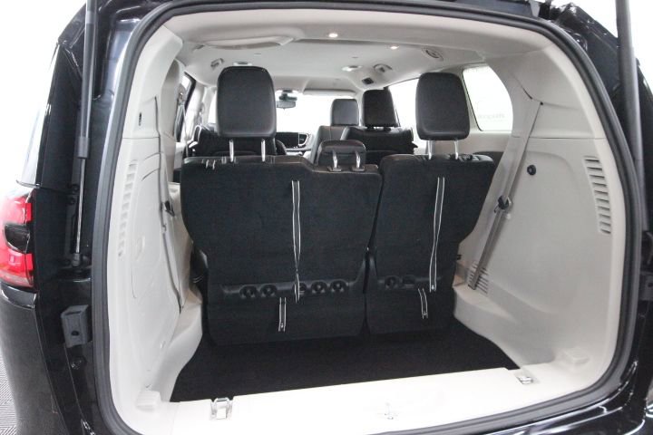 Used 2023 Chrysler Pacifica Touring-L image 6