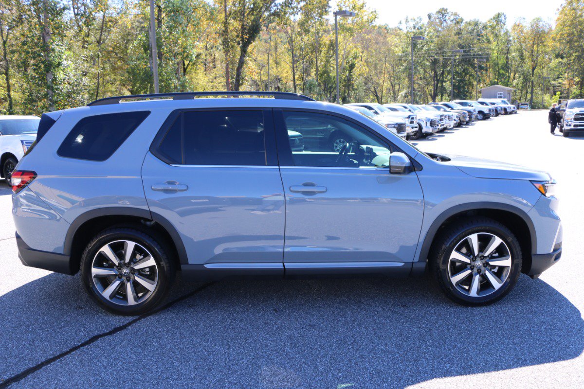 Used 2025 Honda Pilot Touring image 9