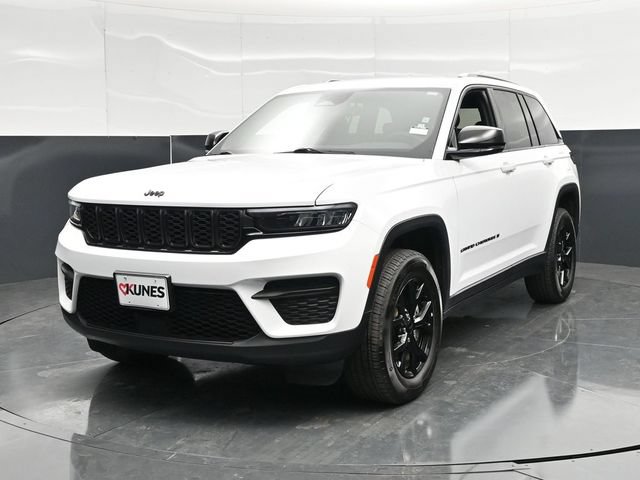 Used 2025 Jeep Grand Cherokee Altitude AWD/4WD image 8