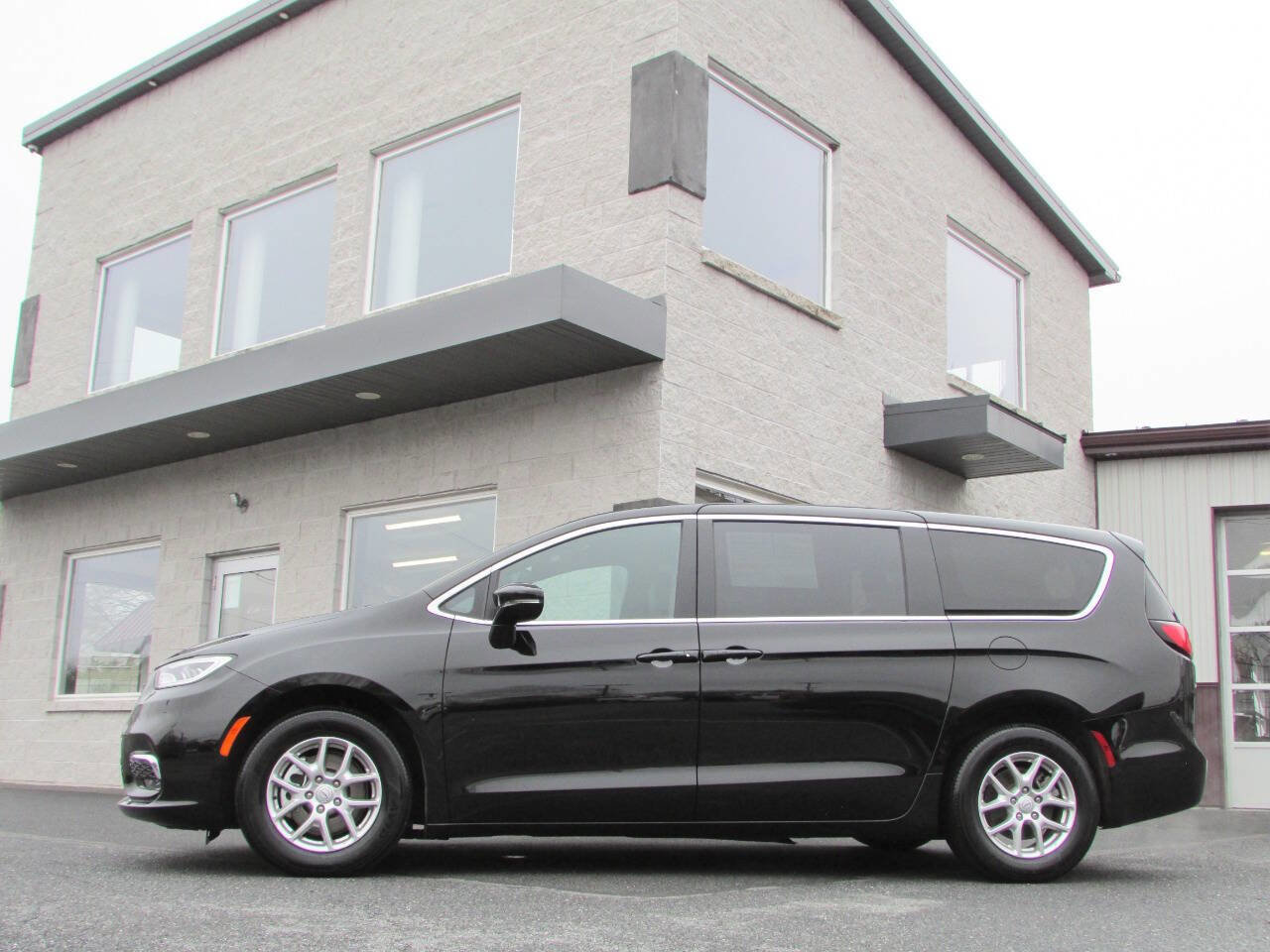 Used 2025 Chrysler Pacifica Select FWD image 9