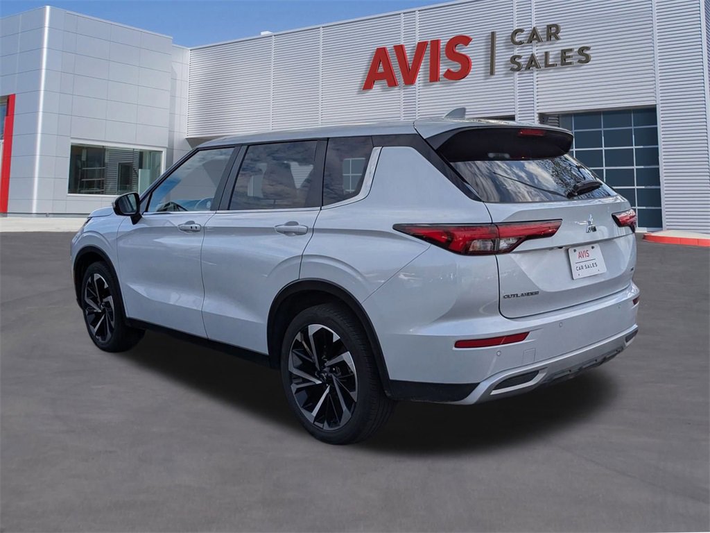 Used 2024 Mitsubishi Outlander SE image 2