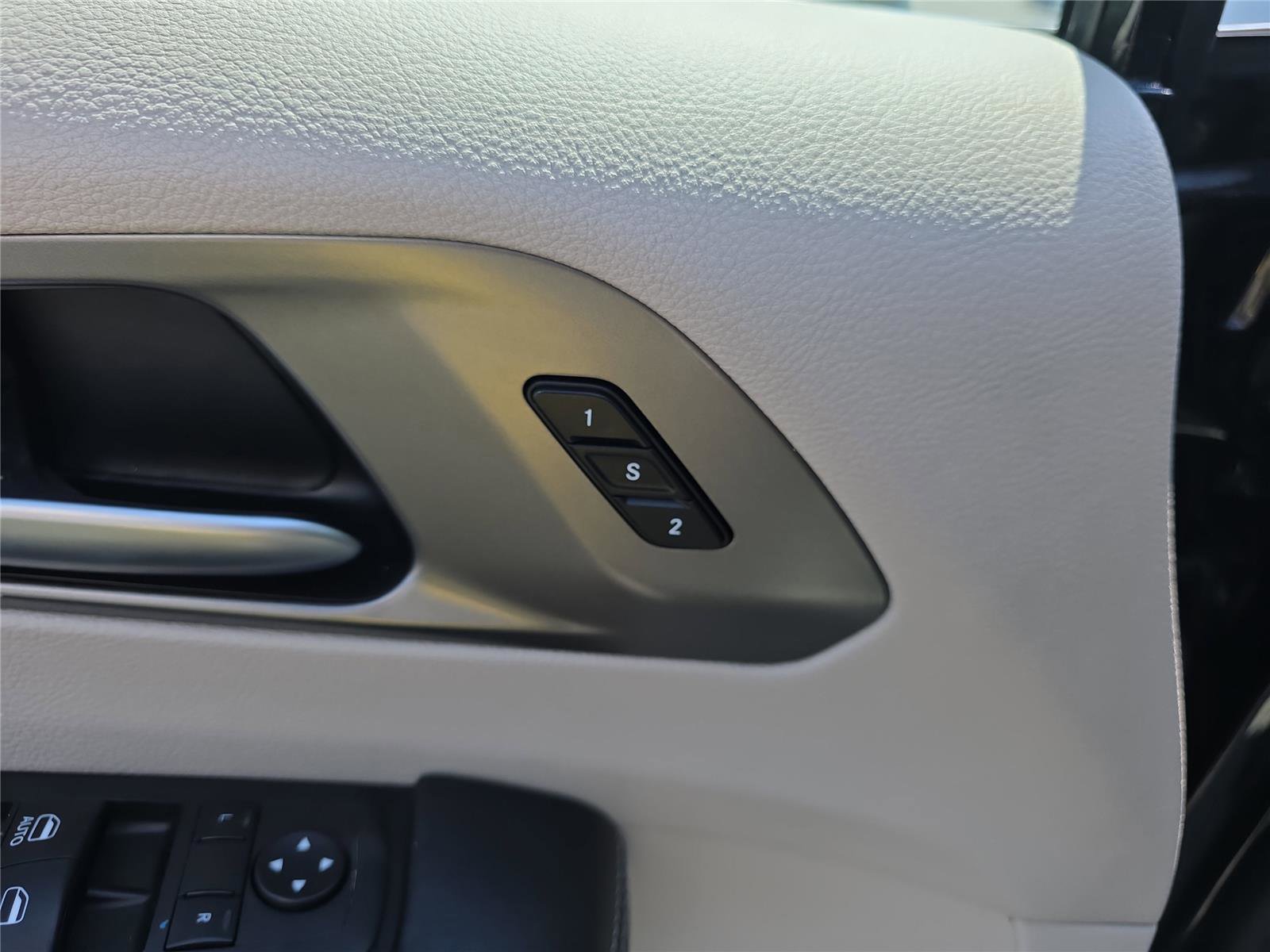 Used 2023 Chrysler Pacifica Touring-L image 18