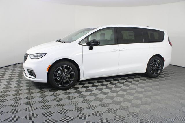 New 2026 Chrysler Pacifica Select image 2