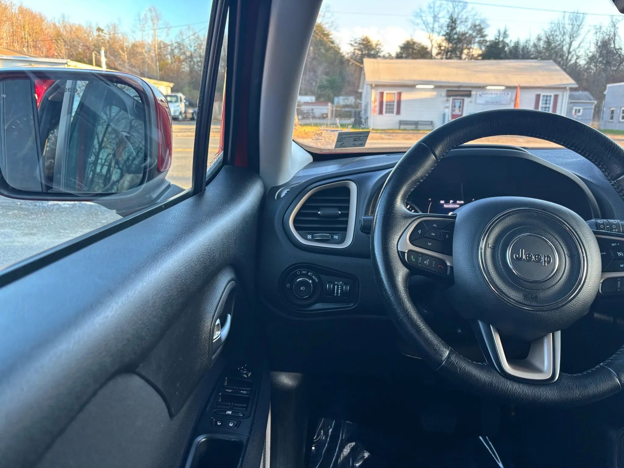 Used 2015 Jeep Renegade Latitude w/ Popular Equipment Group image 28