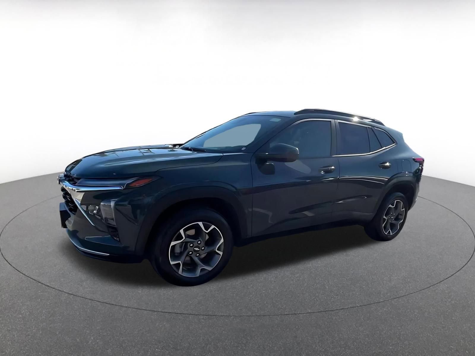 Used 2025 Chevrolet Trax LT FWD image 8
