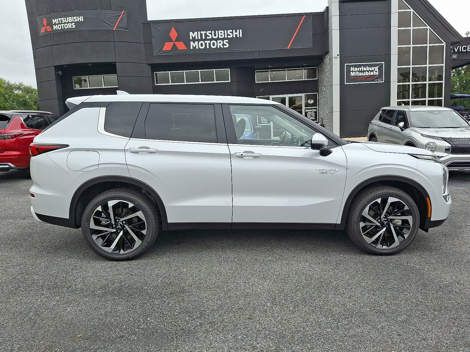 New 2025 Mitsubishi Outlander SE image 8