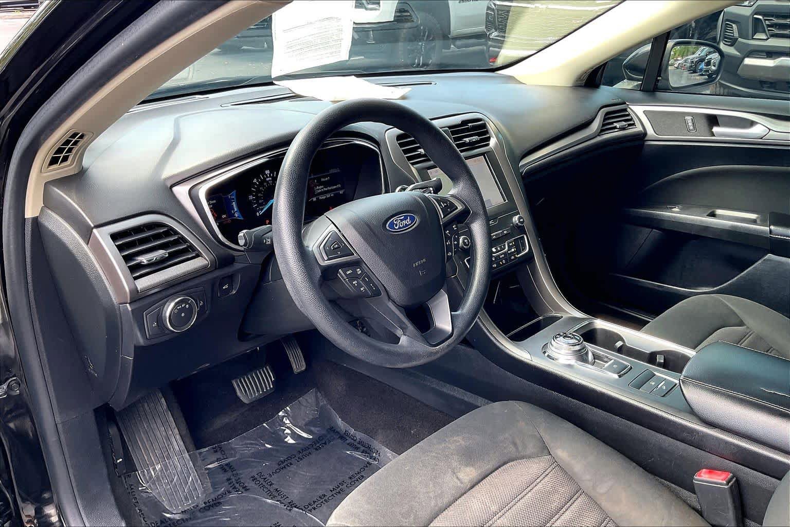 Used 2020 Ford Fusion SE FWD image 14