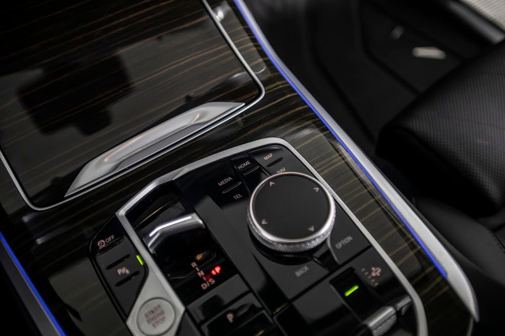 Used 2024 BMW X7 xDrive40i w/ Parking Assistance Package image 31